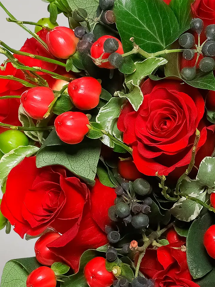 Bouquet rose rosse e bacche dettagli